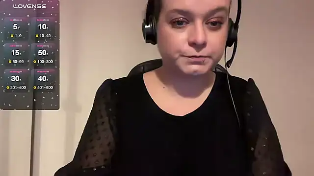 Snapshot of NaughtyWifeUK chatting on 11.28.25 NaughtyWifeUK online show from 11.28.25