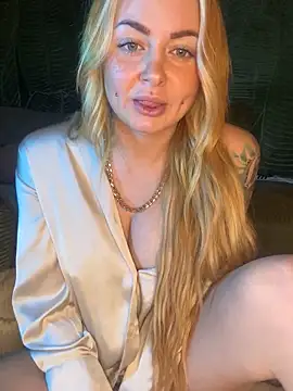 Snapshot of ObviouslyPeachy chatting on 01.08.25 ObviouslyPeachy online show from 01.08.25