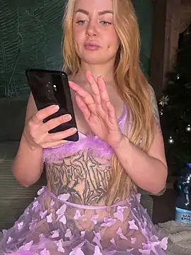 Snapshot of ObviouslyPeachy chatting on 01.09.25 ObviouslyPeachy online show from 01.09.25