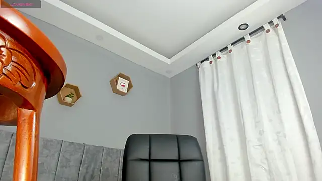 Chloe narcise online show from 02.04.25