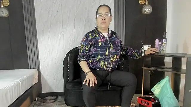 Snapshot of alondrabigtits chatting on 11.15.25 alondrabigtits online show from 11.15.25