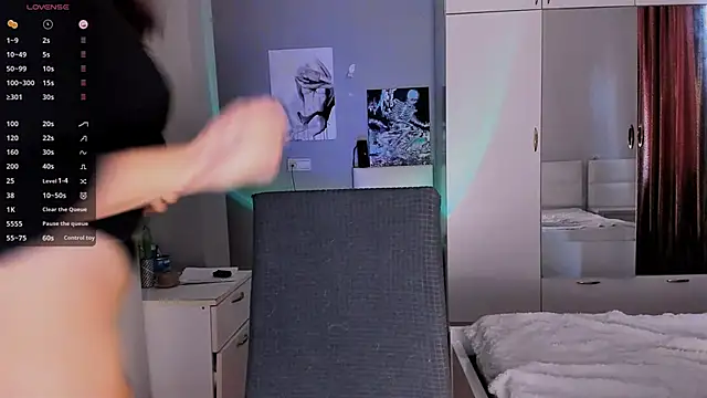 Snapshot of July_Slowdive chatting on 01.05.25 July Slowdive online show from 01.05.25