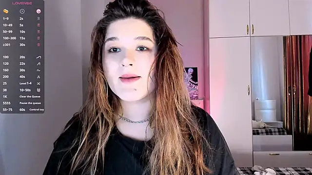 Snapshot of July_Slowdive chatting on 02.02.25 July Slowdive online show from 02.02.25