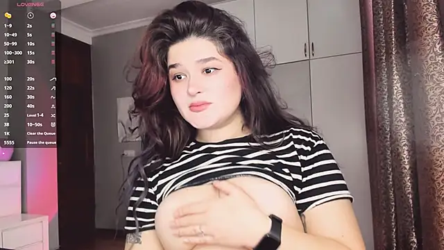 Snapshot of July_Slowdive chatting on 10.29.25 July Slowdive online show from 10.29.25