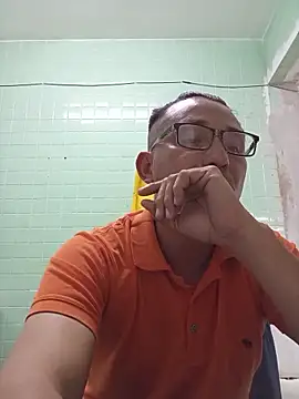 Snapshot of Andresguz35 chatting on 12.22.25 Andresguz35 online show from 12.22.25