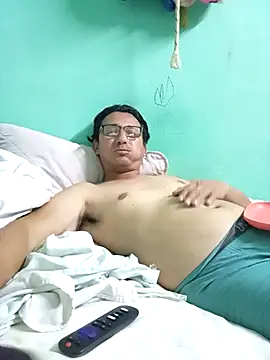 Snapshot of Andresguz35 chatting on 02.13.26 Andresguz35 online show from 02.13.26