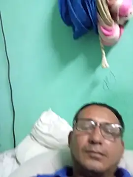 Snapshot of Andresguz35 chatting on 02.27.26 Andresguz35 online show from 02.27.26