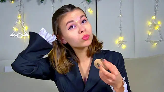 Snapshot of PollyLanders chatting on 12.17.24 PollyLanders online show from 12.17.24