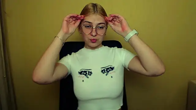 Luna Lush  online show from 01.30.25