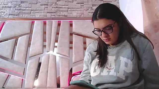 mia and austin online show from 02.16.25