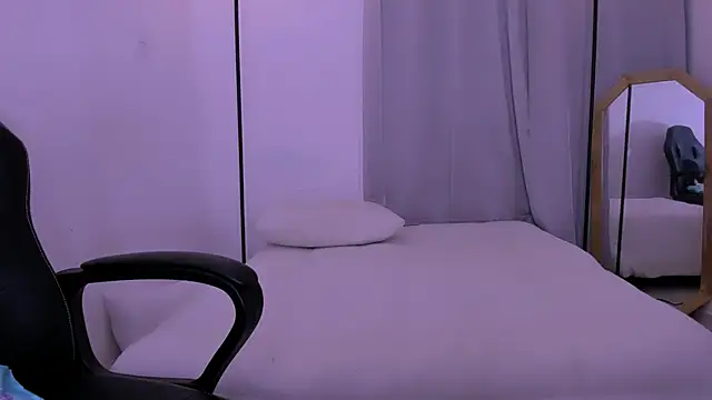 Miiafoxxx online show from 12.18.24