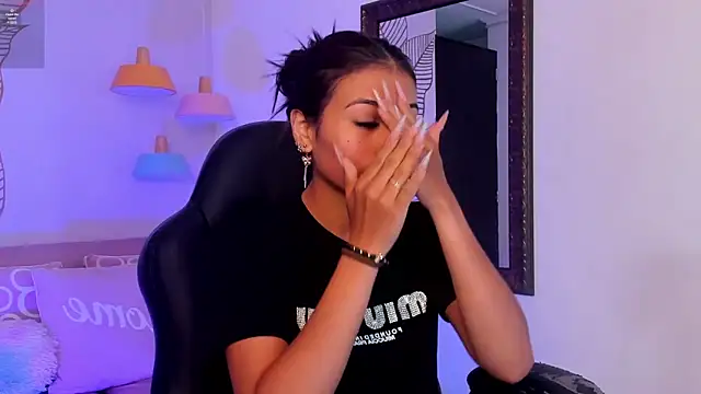 Snapshot of ZaraLim chatting on 12.10.24 ZaraLim online show from 12.10.24