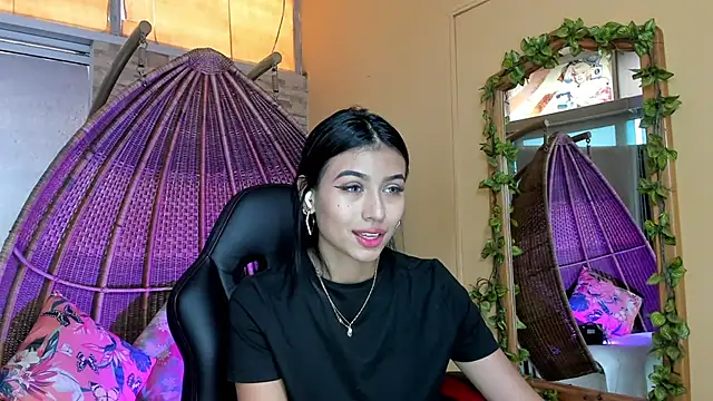 Snapshot of ZaraLim chatting on 01.27.25 ZaraLim online show from 01.27.25