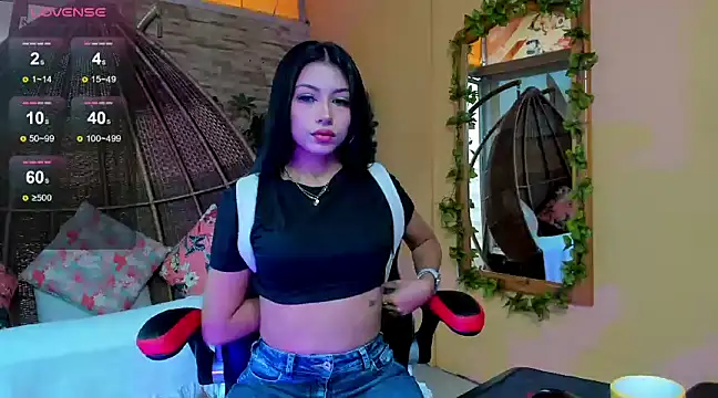 Snapshot of ZaraLim chatting on 02.05.25 ZaraLim online show from 02.05.25