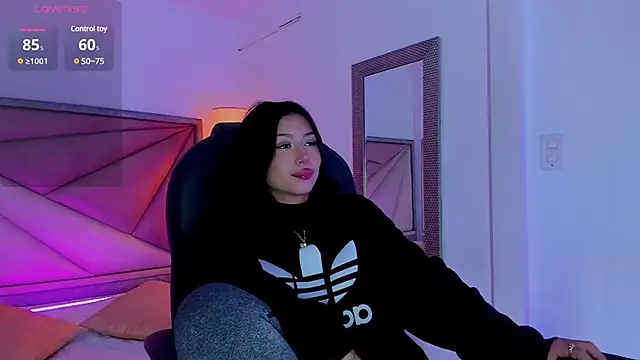 Snapshot of ZaraLim chatting on 02.21.25 ZaraLim online show from 02.21.25