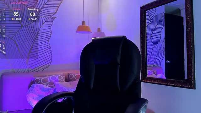 Snapshot of ZaraLim chatting on 02.28.25 ZaraLim online show from 02.28.25