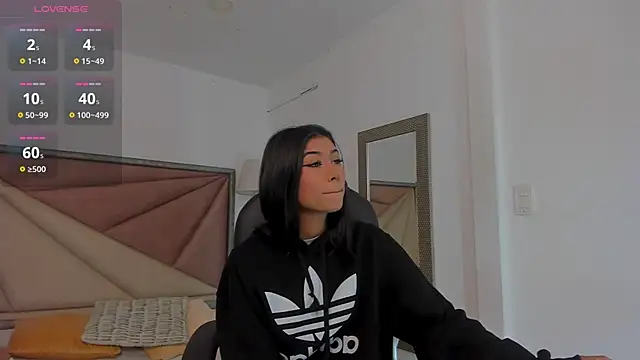 Snapshot of ZaraLim chatting on 03.10.25 ZaraLim online show from 03.10.25