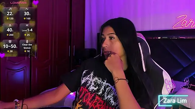 Snapshot of ZaraLim chatting on 09.10.25 ZaraLim online show from 09.10.25
