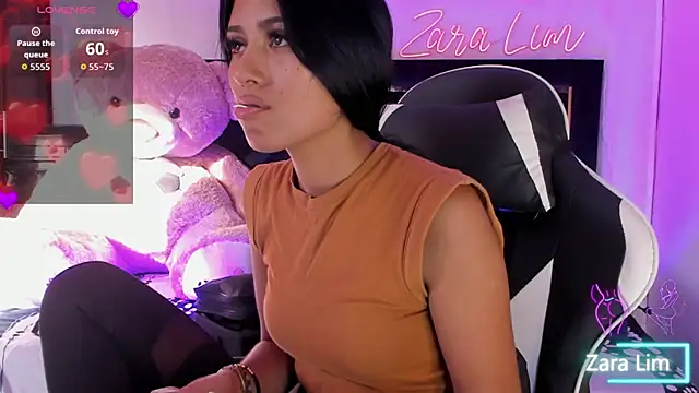 Snapshot of ZaraLim chatting on 09.13.25 ZaraLim online show from 09.13.25