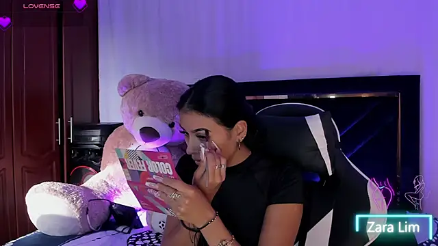 Snapshot of ZaraLim chatting on 09.14.25 ZaraLim online show from 09.14.25