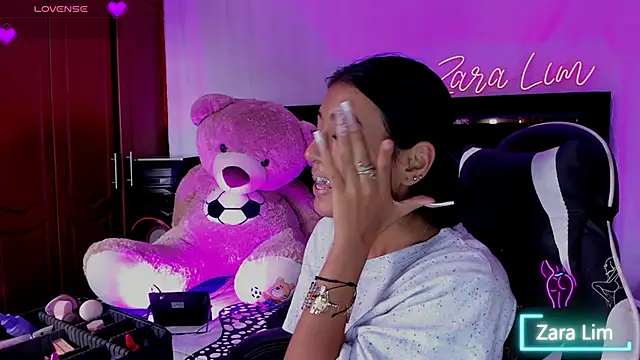 Snapshot of ZaraLim chatting on 09.17.25 ZaraLim online show from 09.17.25