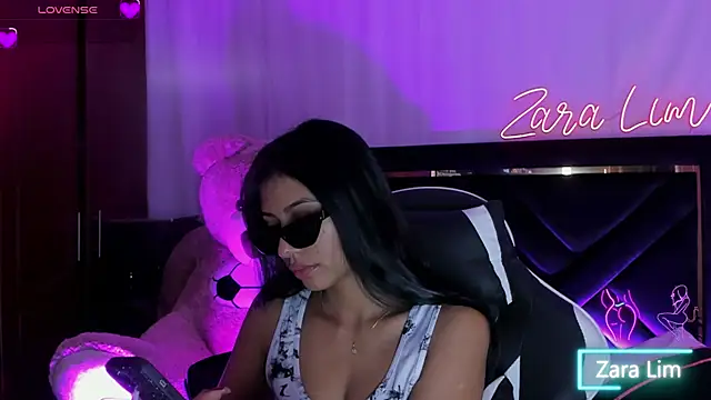 Snapshot of ZaraLim chatting on 09.25.25 ZaraLim online show from 09.25.25