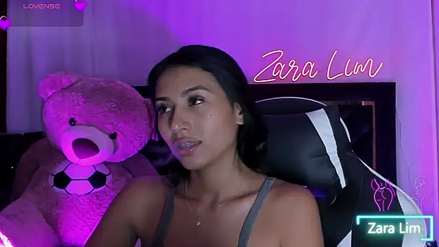 Snapshot of ZaraLim chatting on 09.26.25 ZaraLim online show from 09.26.25