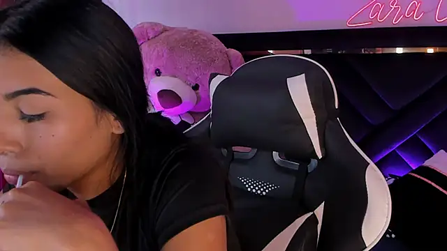 Snapshot of ZaraLim chatting on 09.28.25 ZaraLim online show from 09.28.25