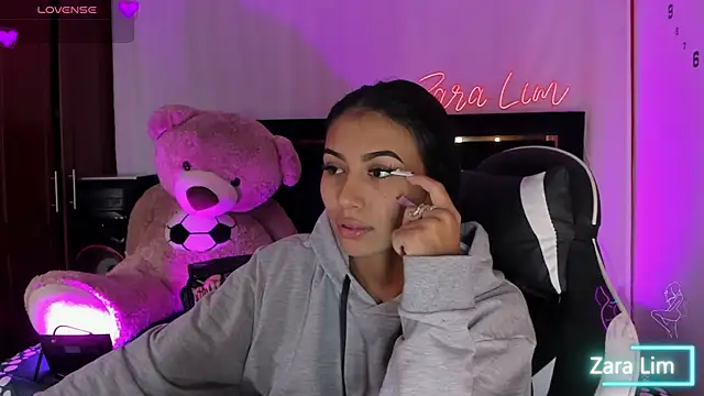 Snapshot of ZaraLim chatting on 09.30.25 ZaraLim online show from 09.30.25