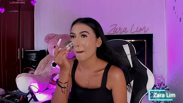 Snapshot of ZaraLim chatting on 10.01.25 ZaraLim online show from 10.01.25