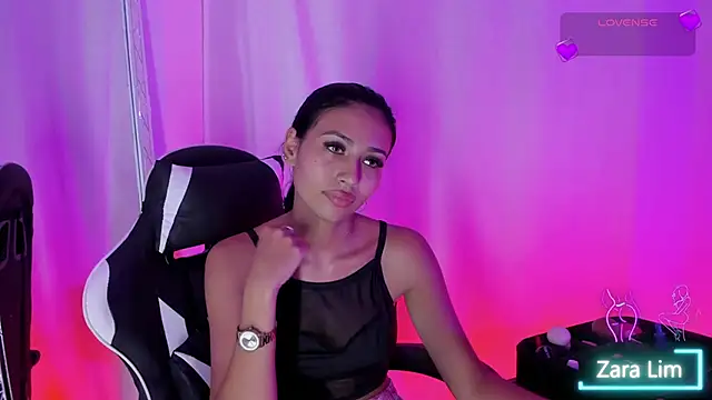 Snapshot of ZaraLim chatting on 10.03.25 ZaraLim online show from 10.03.25