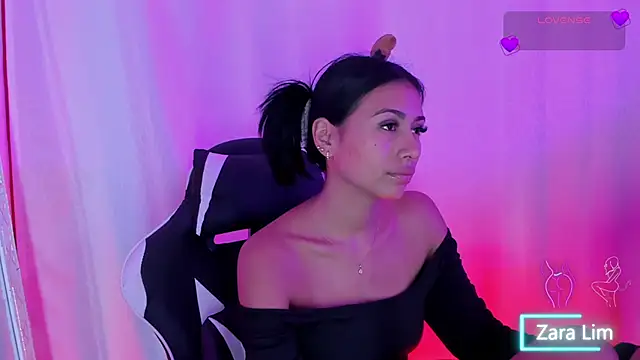 Snapshot of ZaraLim chatting on 10.08.25 ZaraLim online show from 10.08.25