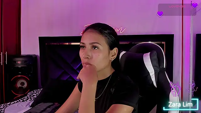 Snapshot of ZaraLim chatting on 10.17.25 ZaraLim online show from 10.17.25