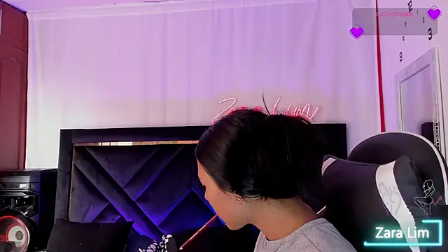 Snapshot of ZaraLim chatting on 10.31.25 ZaraLim online show from 10.31.25