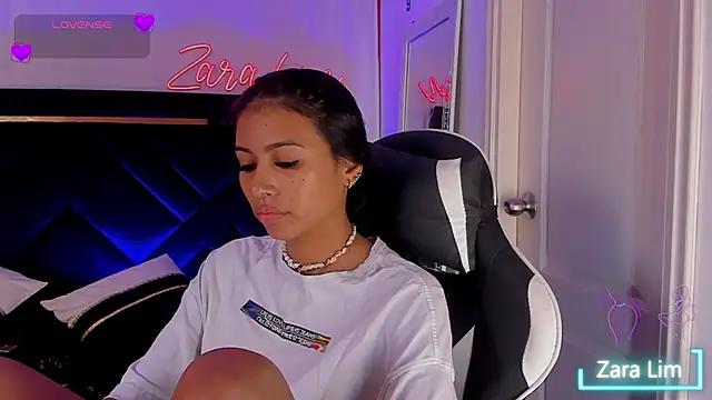 Snapshot of ZaraLim chatting on 11.11.25 ZaraLim online show from 11.11.25