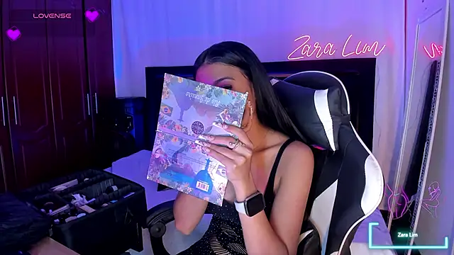 Snapshot of ZaraLim chatting on 11.13.25 ZaraLim online show from 11.13.25