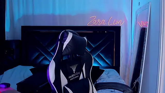 Snapshot of ZaraLim chatting on 11.14.25 ZaraLim online show from 11.14.25