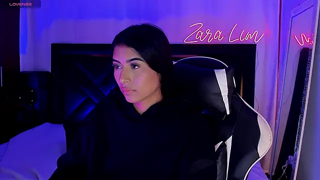 Snapshot of ZaraLim chatting on 11.16.25 ZaraLim online show from 11.16.25