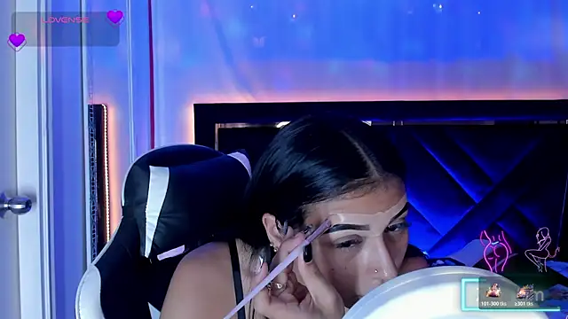 Snapshot of ZaraLim chatting on 11.30.25 ZaraLim online show from 11.30.25