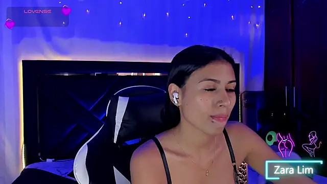 Snapshot of ZaraLim chatting on 12.03.25 ZaraLim online show from 12.03.25