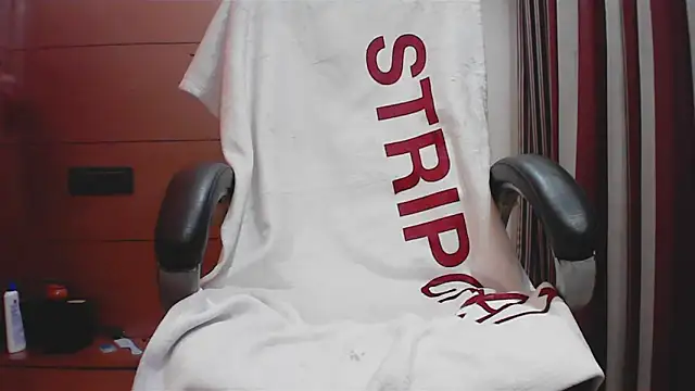 Snapshot of collage_hoty chatting on 12.17.25 collage hoty online show from 12.17.25