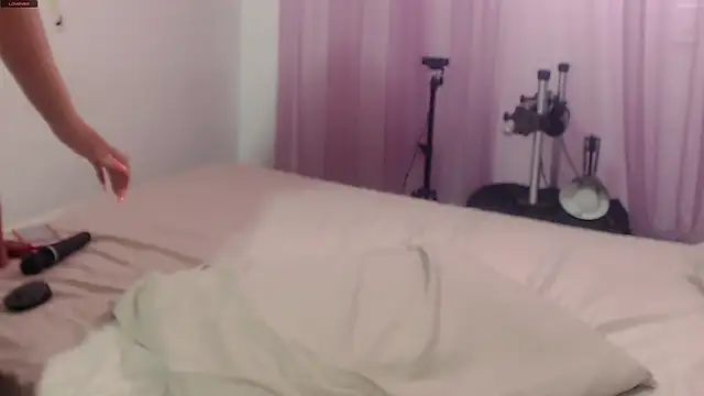 Victoria Luxe online show from 02.20.25