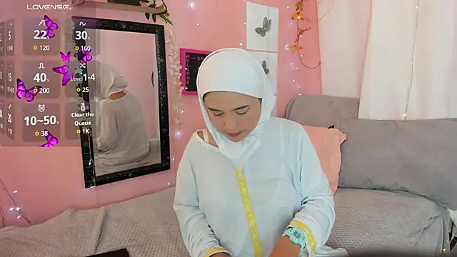 Snapshot of AliaAsad chatting on 11.21.25 AliaAsad online show from 11.21.25