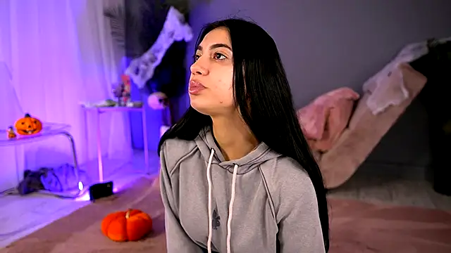 BetsyGonzale online show from 10.28.25