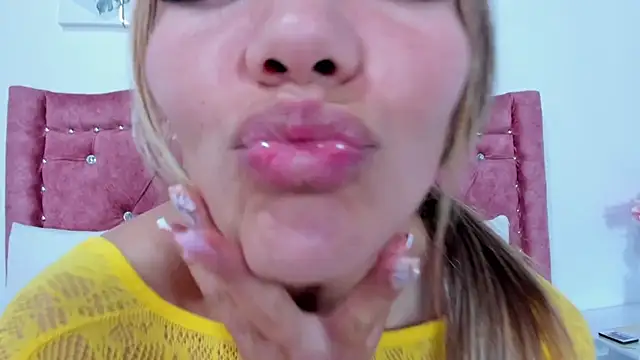 Snapshot of Mia_Malkovaa_ chatting on 01.11.25 Mia Malkovaa online show from 01.11.25