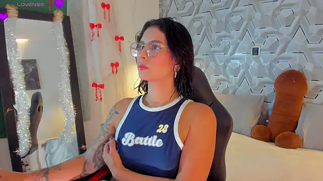 Snapshot of Sophiee_Hill chatting on 04.09.26 Sophiee Hill online show from 04.09.26