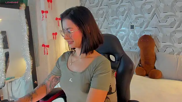 Snapshot of Sophiee_Hill chatting on 04.10.26 Sophiee Hill online show from 04.10.26
