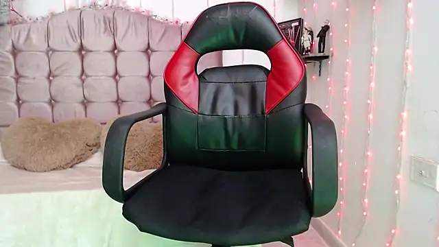 Snapshot of sapphire_lilac chatting on 12.21.24 sapphire lilac online show from 12.21.24