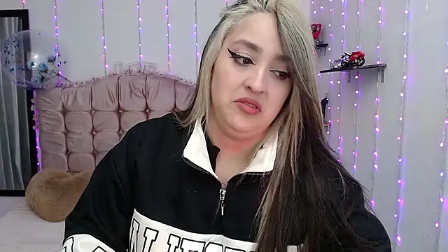 Snapshot of sapphire_lilac chatting on 12.24.24 sapphire lilac online show from 12.24.24