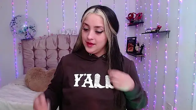 Snapshot of sapphire_lilac chatting on 12.30.24 sapphire lilac online show from 12.30.24